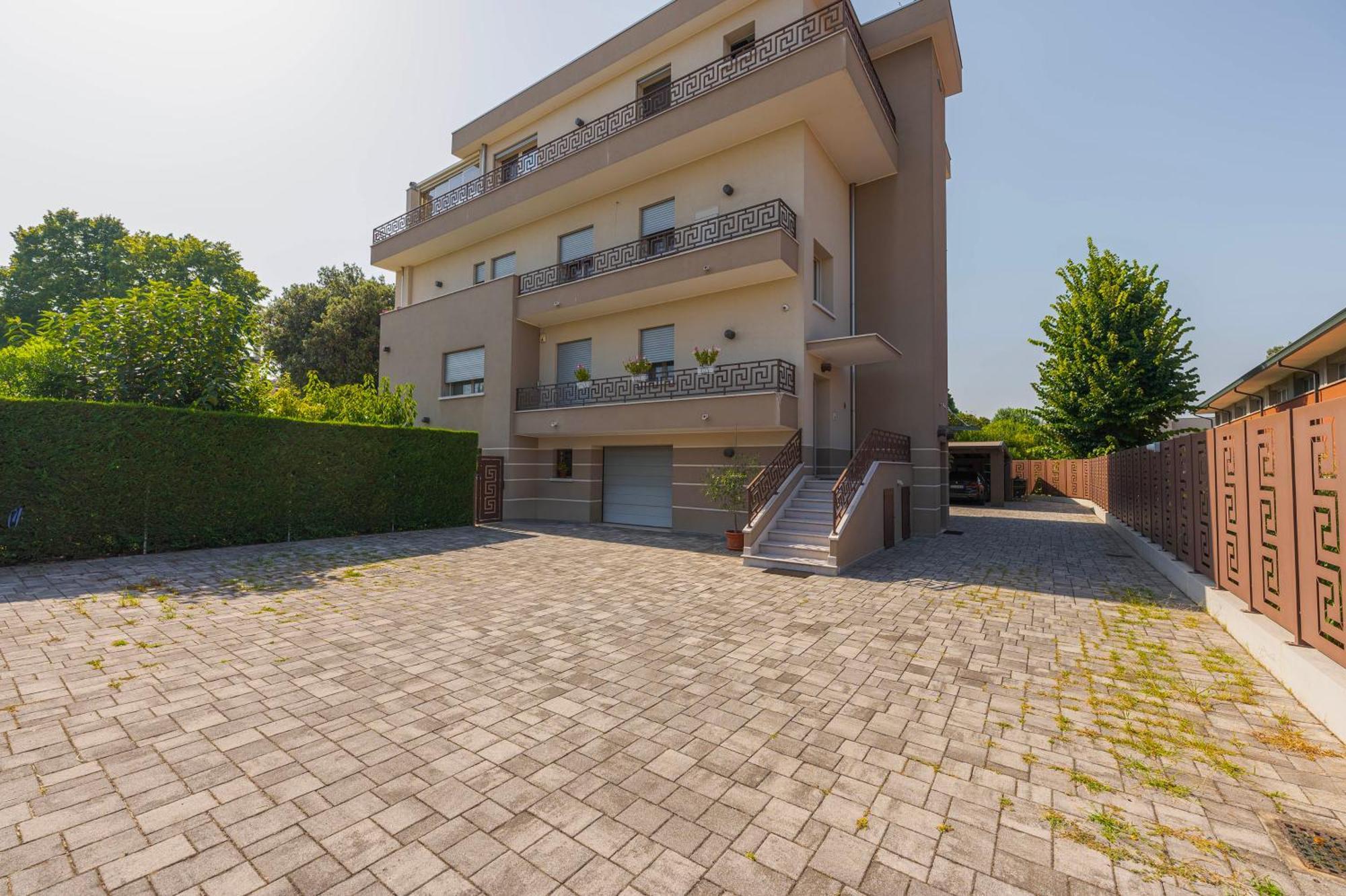 Lucrezia - 10 Min From & Free Parking Appartement