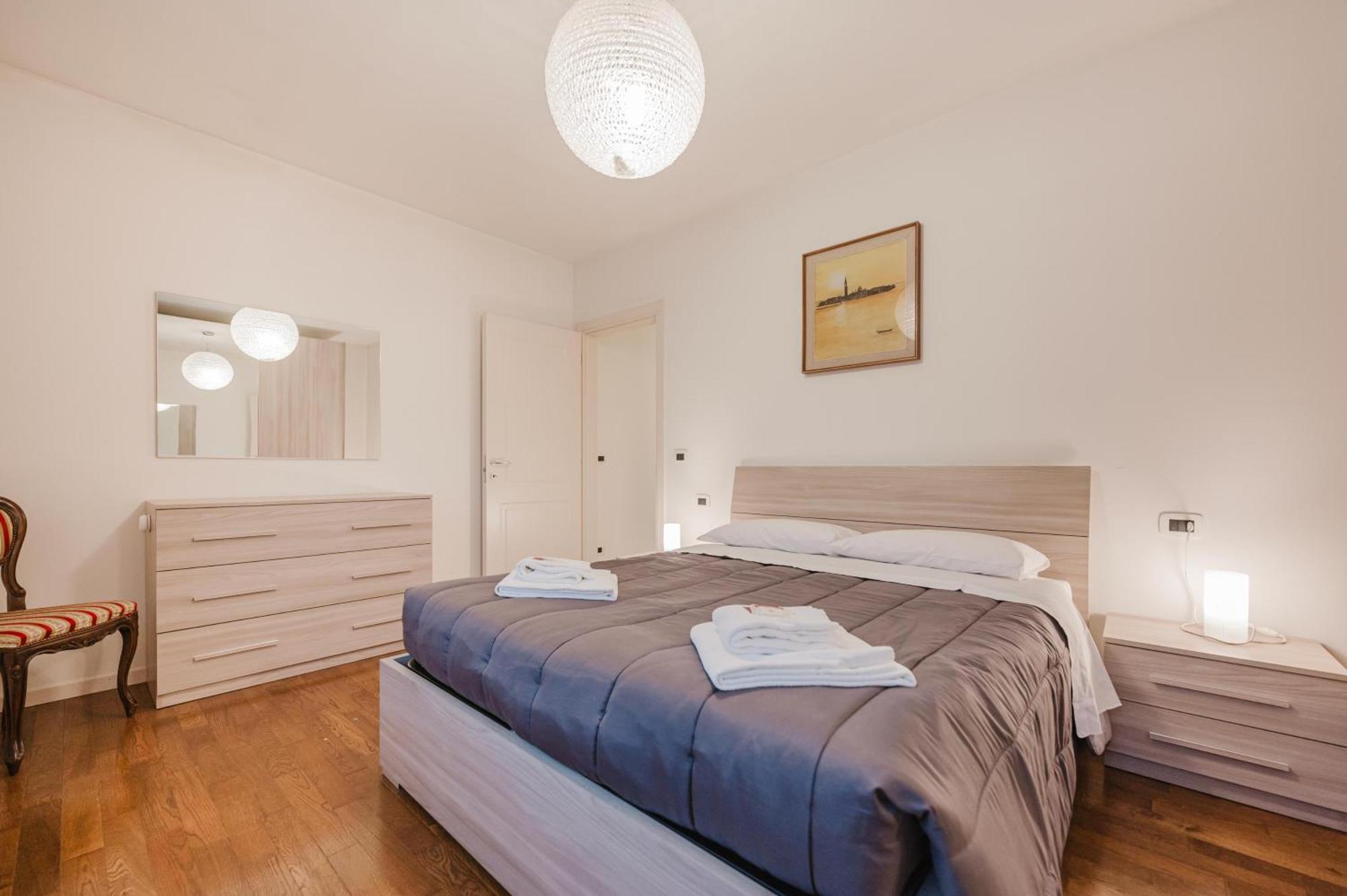 Lucrezia - 10 Min From & Free Parking