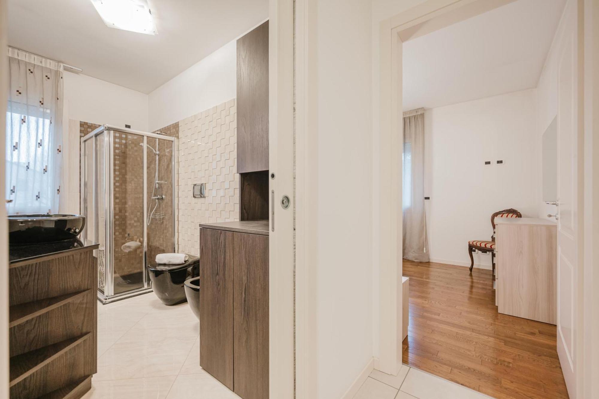 Lucrezia - 10 Min From & Free Parking