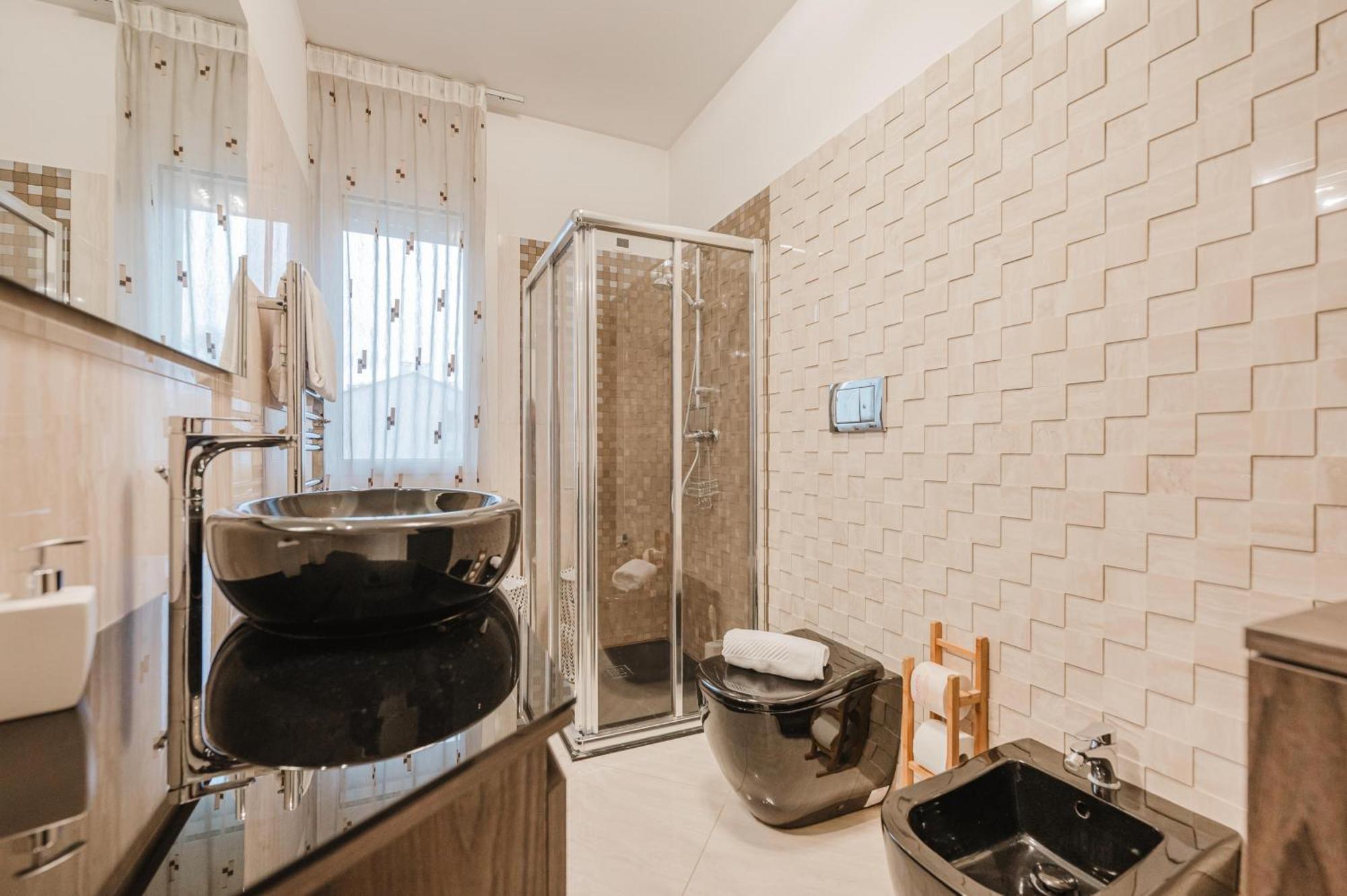 Lucrezia - 10 Min From & Free Parking